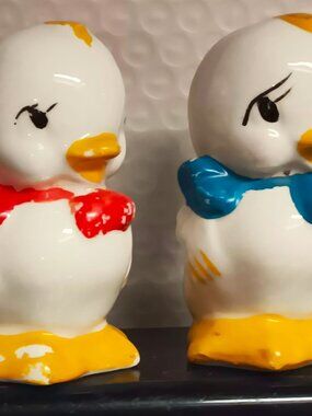 Vintage kitschy ducklings salt and pepper shakers, 1940's collectible cuties.